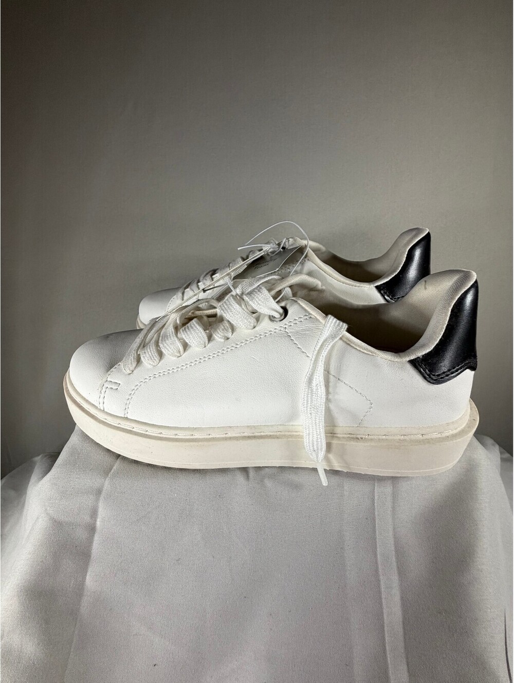 New Day Women's White Sneakers with Black Heel Accent Size 9 NWT - Picture 3 of 6